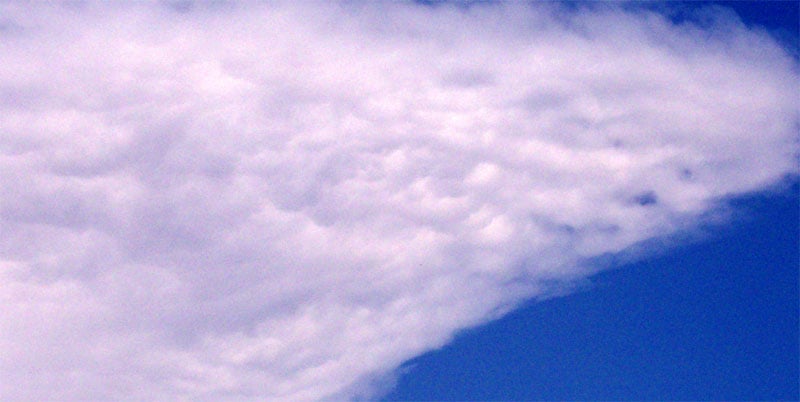 Detalle del yunque y mammas del cumulonimbus anterior.