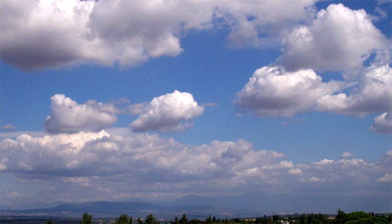 Cmulos y estratocmulos, hacia el norte, desde la Ciudad Universitaria, Madrid.