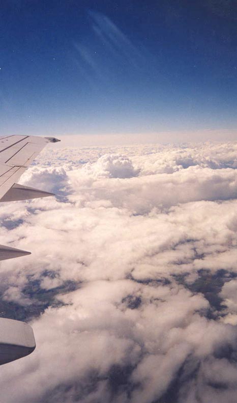 Cmulo y estratocmulos desde un avin, sobrevolando los Alpes.