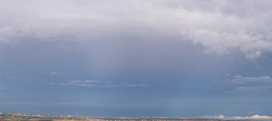 Nimbostratus, altostratus con virga, pannus y stratus.