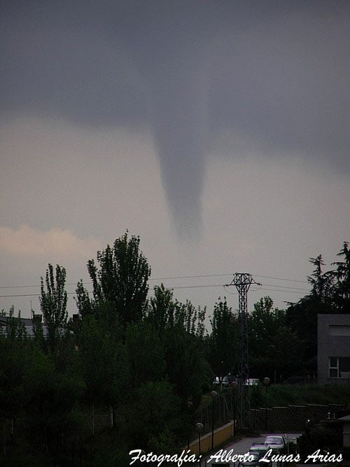 Tuba desde la base de un cumulonimbo, mayo de 2004.